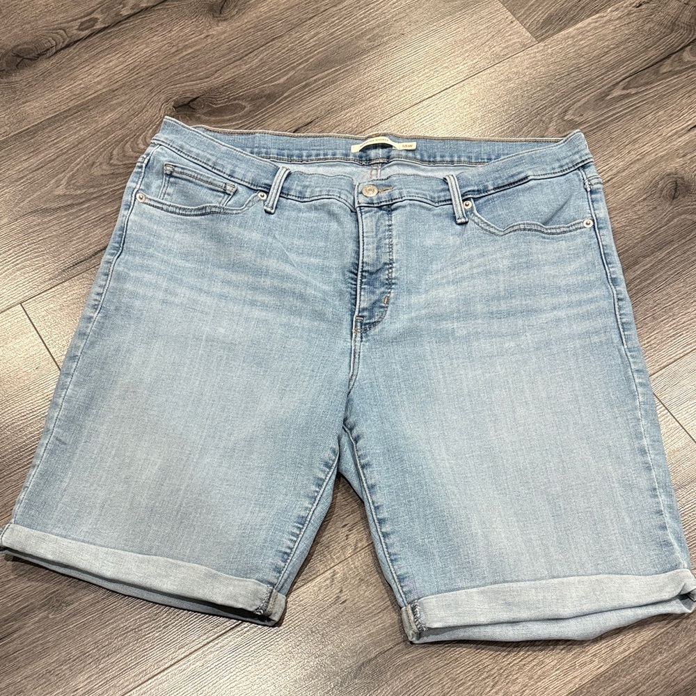 🩵Levi’s Light Blue Denim Bermuda Women's Shorts Cruise Ready Summer Classic